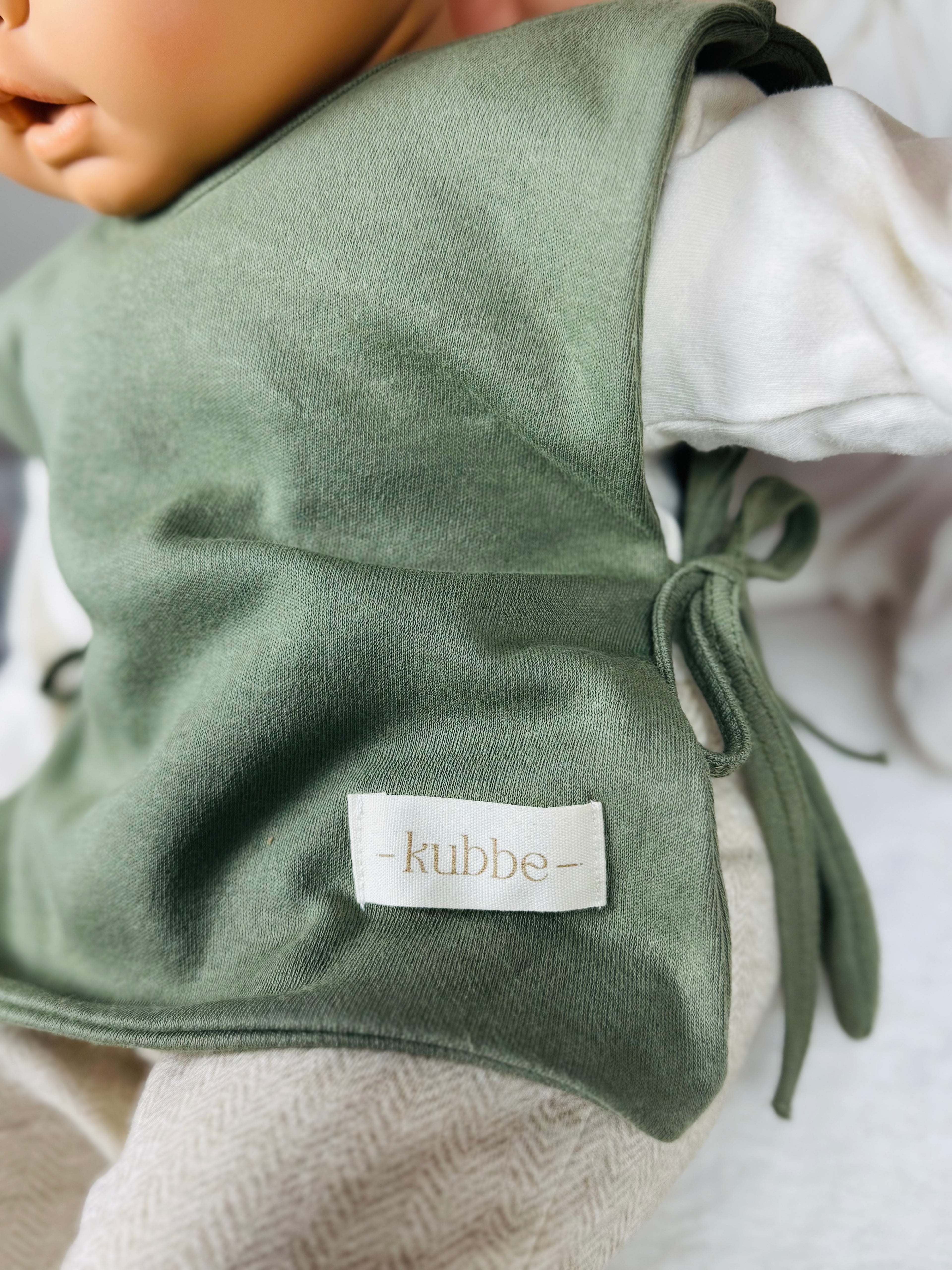 Kubbe Pamuklu Mama ve Salya Önlüğü | Modern Tasarım, Yüksek Emicilik ve Kolay Giydirme Sistemi