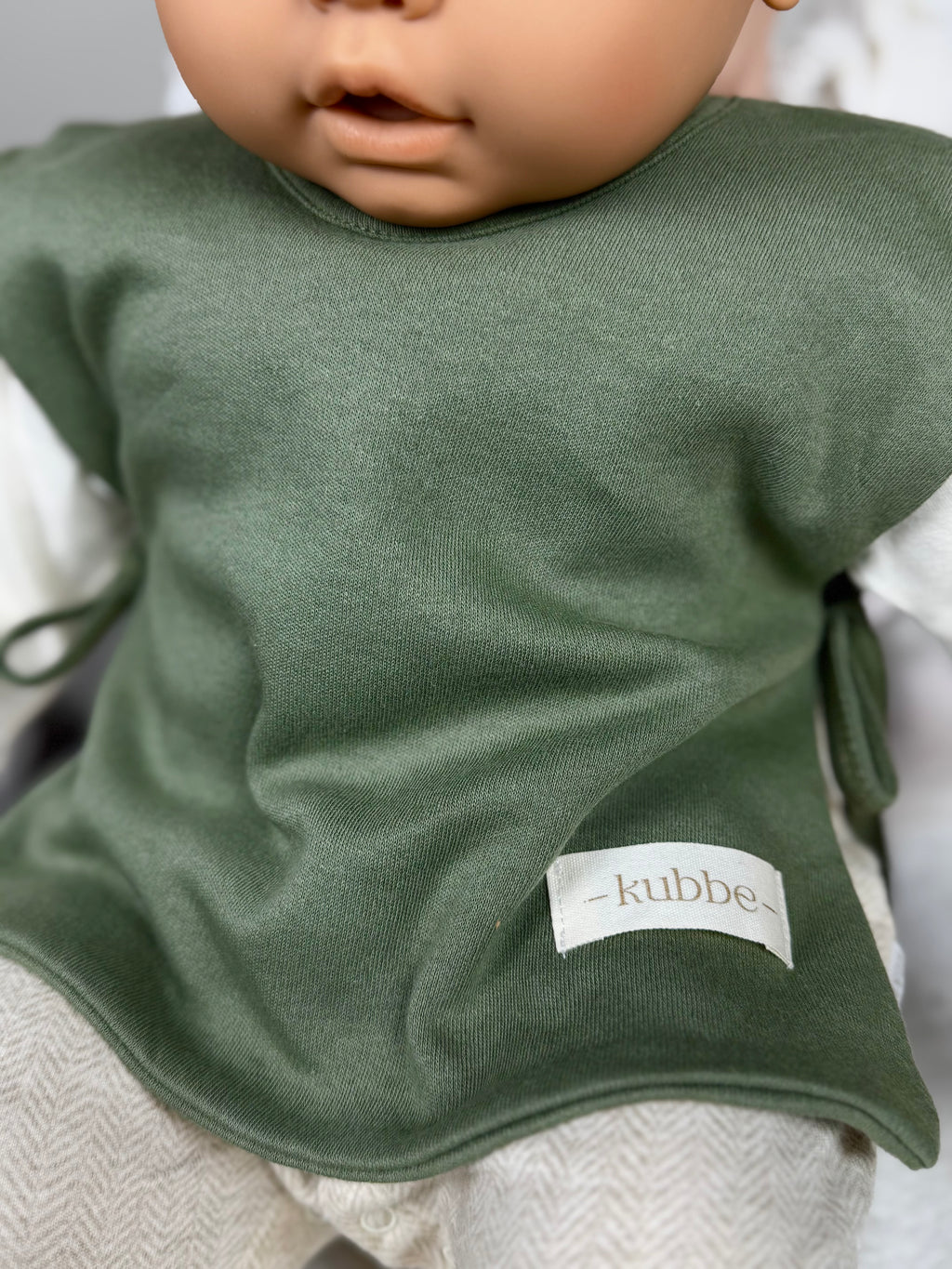 Kubbe Pamuklu Mama ve Salya Önlüğü | Modern Tasarım, Yüksek Emicilik ve Kolay Giydirme Sistemi