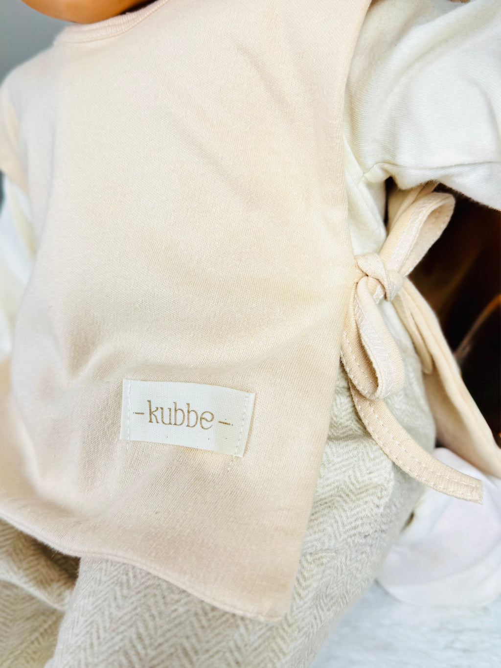 Kubbe Pamuklu Mama ve Salya Önlüğü | Modern Tasarım, Yüksek Emicilik ve Kolay Giydirme Sistemi