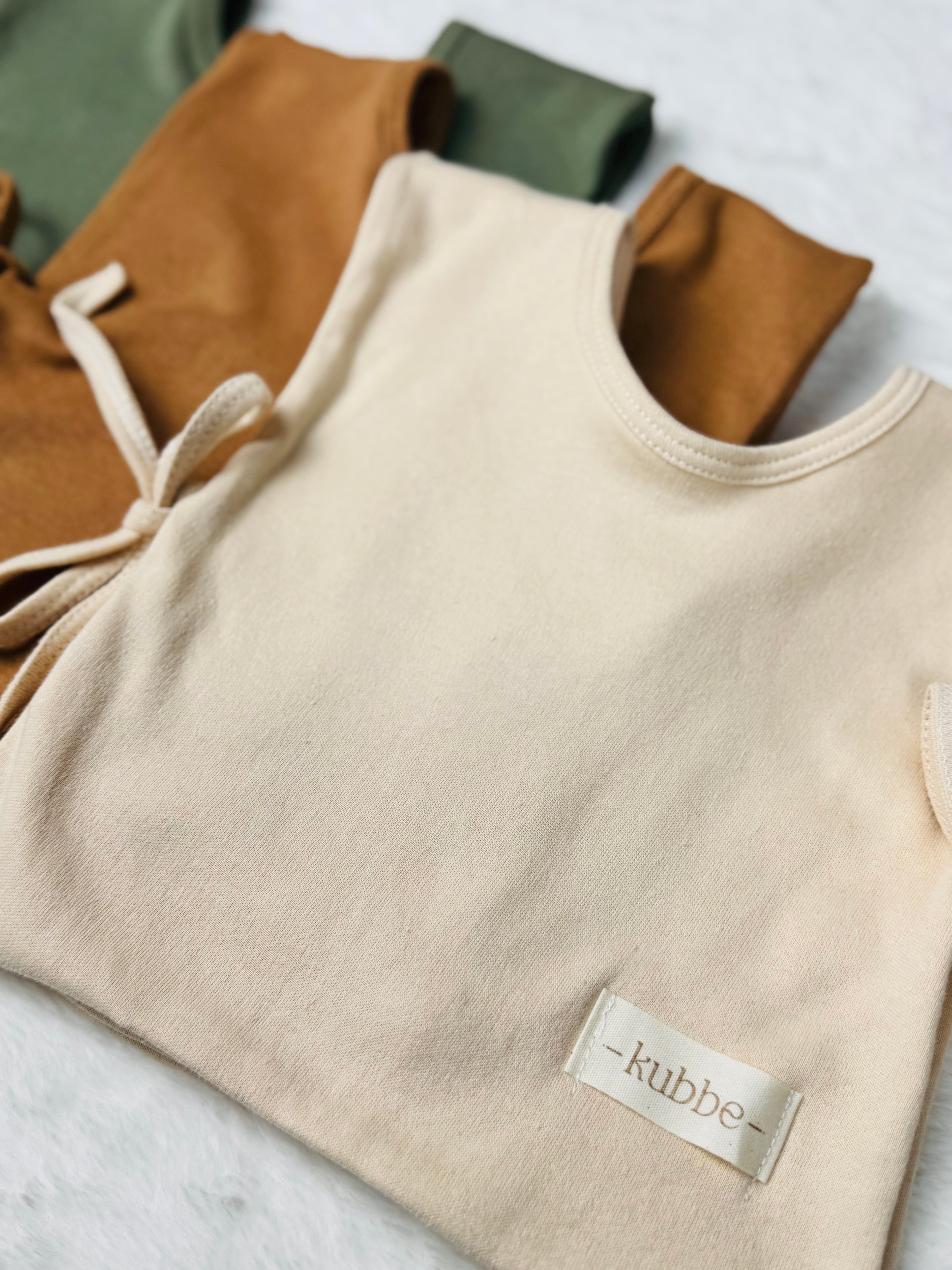 Kubbe Pamuklu Mama ve Salya Önlüğü | Modern Tasarım, Yüksek Emicilik ve Kolay Giydirme Sistemi