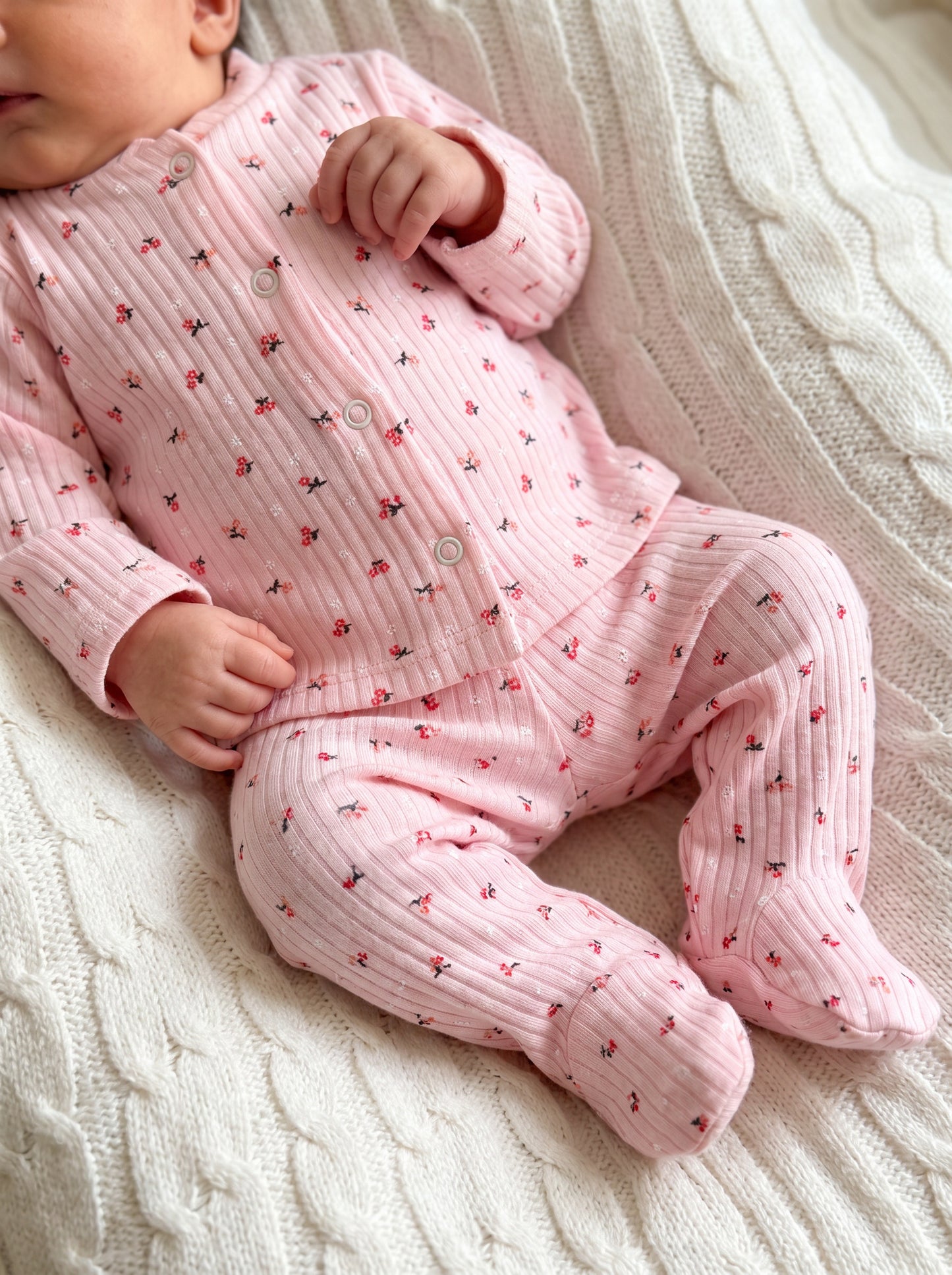 Kubbe Yenidoğan Kız Bebek Pembe Çiçekli Patikli 2'li Alt Üst Takım – Çıtçıtlı Raporlu İnterlok Pamuklu