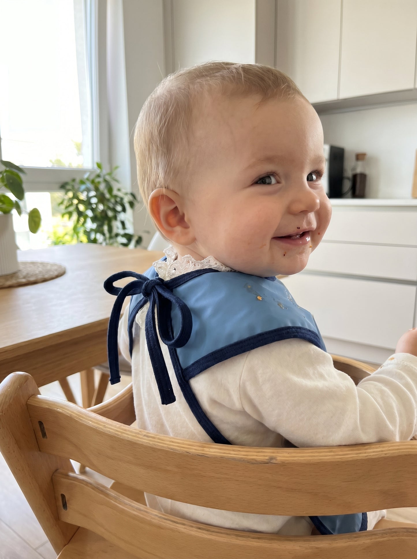 Kubbe Su Geçirmez Bebek Mama Önlüğü - Mavi kullanım