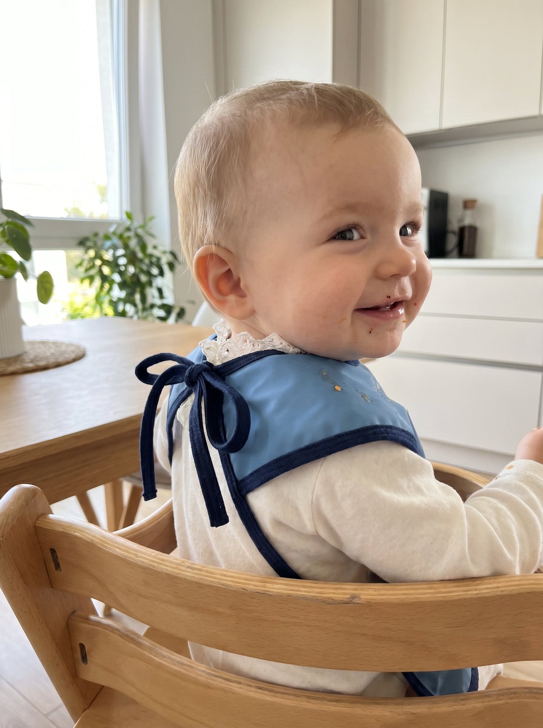 Kubbe Su Geçirmez Bebek Mama Önlüğü - Mavi kullanım