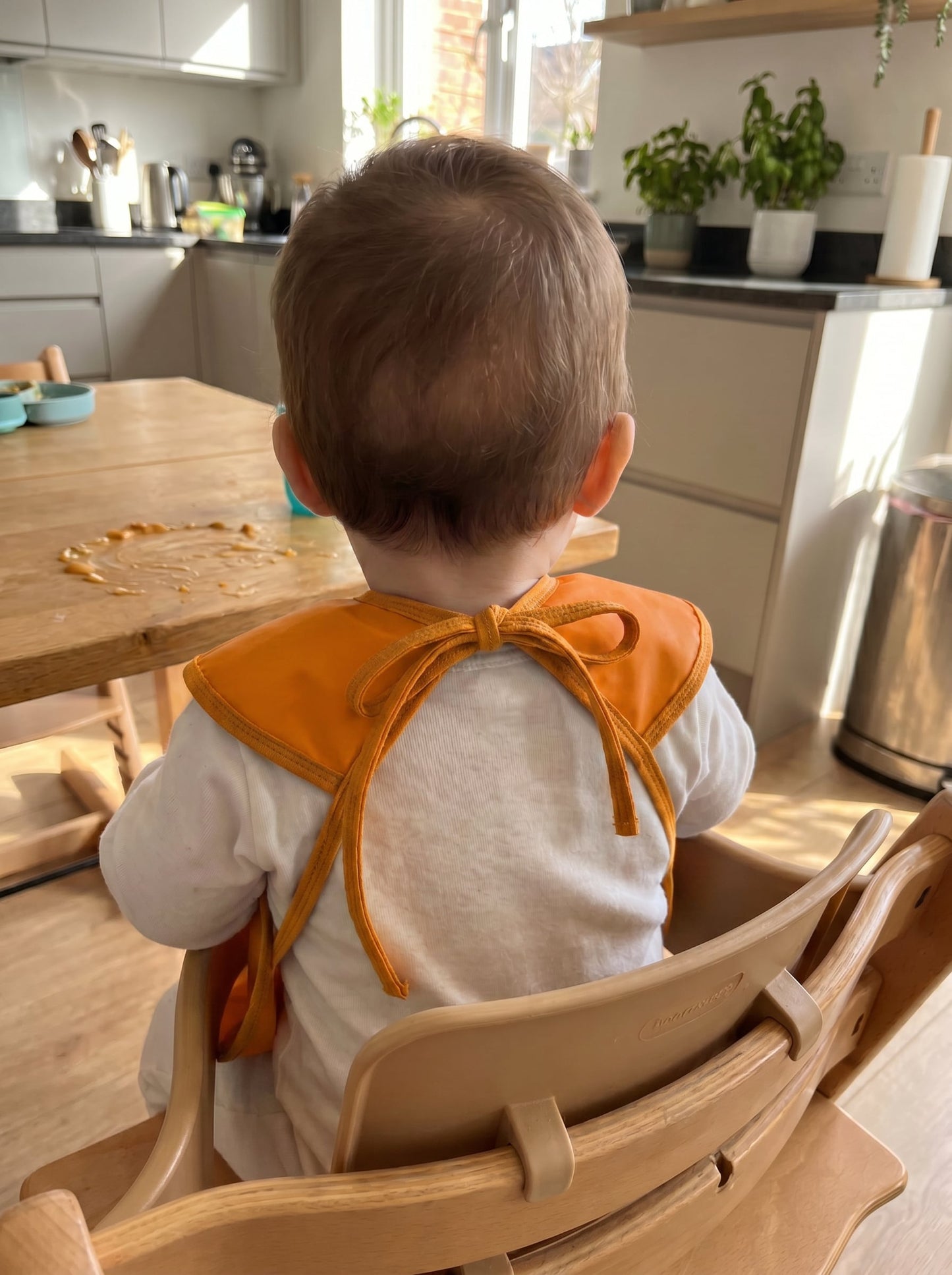 Kubbe Su Geçirmez Bebek Mama Önlüğü - Turuncu kullanım