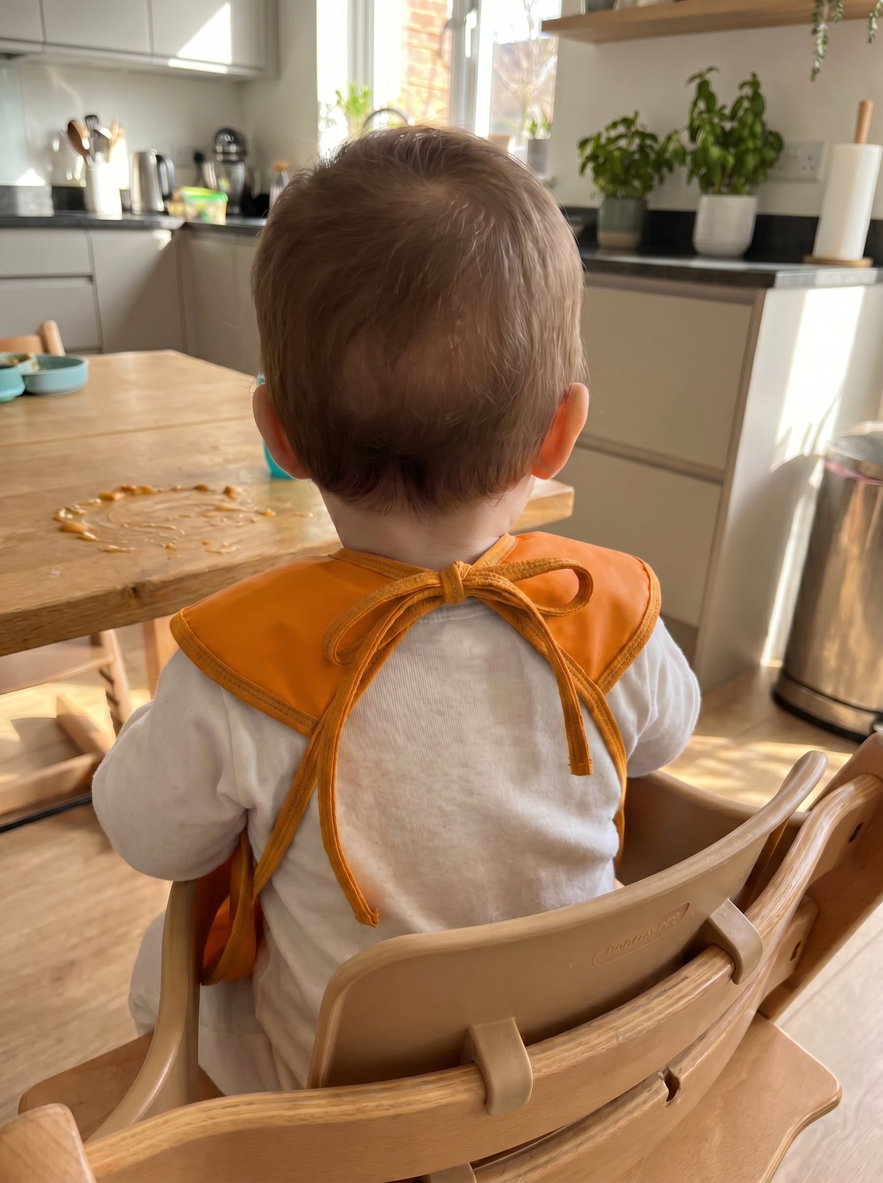 Kubbe Su Geçirmez Bebek Mama Önlüğü - Turuncu kullanım